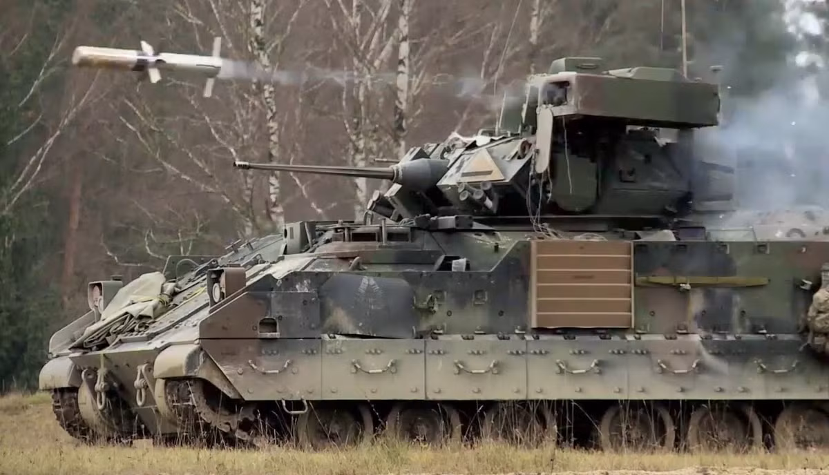 Đáng lưu ý, BAE System cũng là nhà sản xuất chính các dòng xe chiến đấu bộ binh M2/M3 Bradley cùng lựu pháo hạng nhẹ M777 đang phục vụ rộng rãi trong Quân đội Mỹ. Ảnh: M2 Bradley phóng tên lửa chống tăng có điều khiển TOW. Tính tổng thể thì M2 Bradley hiện đại hơn nhiều so với thế hệ xe chiến đấu bộ binh BMP-1 và 2 mà Việt Nam đang dùng. Tất nhiên nếu so với BMP-3 mới của Nga thì hỏa lực của M2 lại kém hơn.