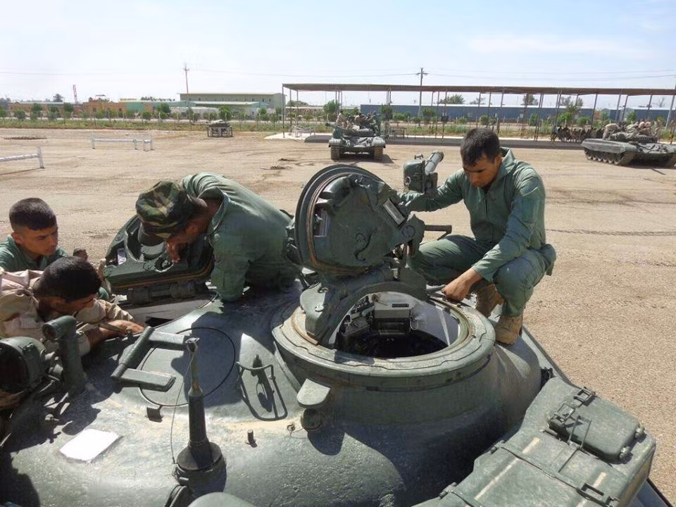 Binh sĩ Iraq tìm hiểu tháp pháo các xe tăng T-72M1 không được trang bị giáp phản ứng nổ ERA.