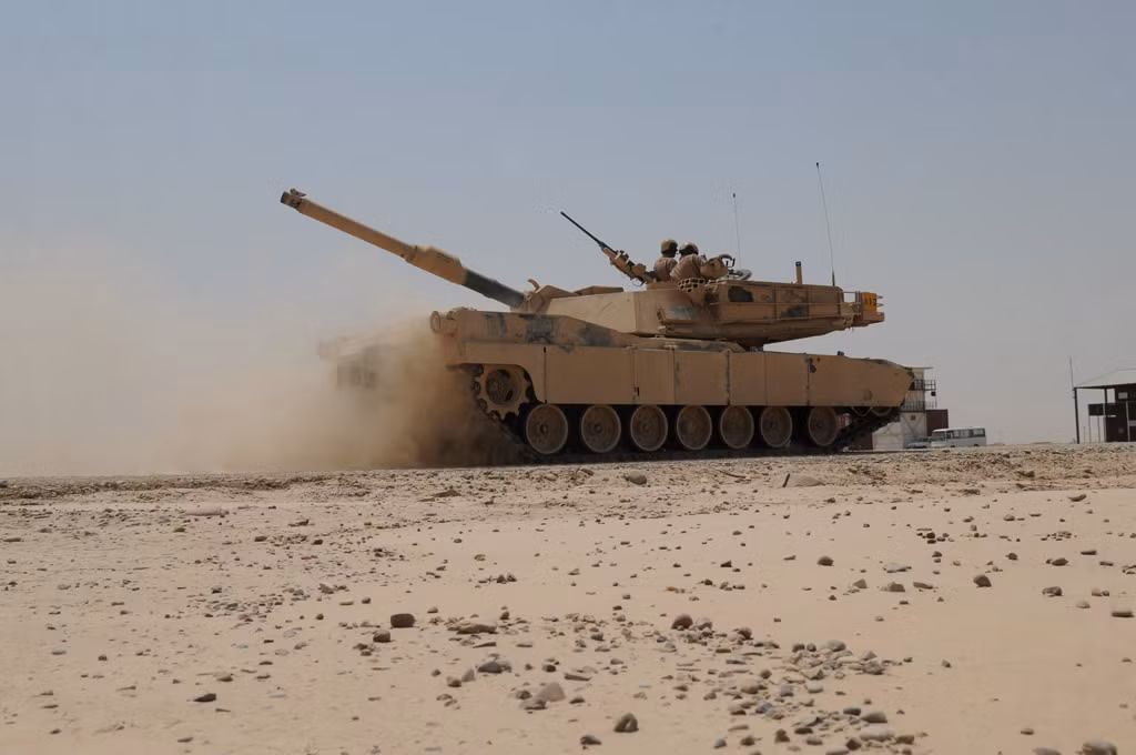 Những chiếc M1A1M mà Iraq nhận được từ Mỹ không được trang bị thành phần Uranium nghèo trong lớp giáp phức hợp khiến khả năng chống đạn xuyên giáp của Abrams bị hạ xuống khi mà ngay cả giáp phản ứng nổ cũng không có. Thật may là người Mỹ chấp nhận giữ hỏa lực pháo chính 120mm M256 cùng hệ thống điều khiển hỏa lực hiện đại trên M1A1M.
