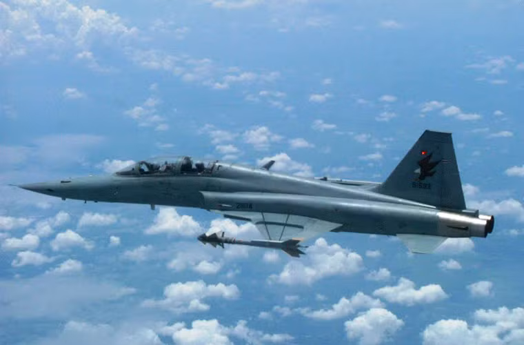 Trong ảnh, tiêm kích F-5E/F của Không quân Hoàng gia Thái Lan trang bị tên lửa không đối không Python-5.