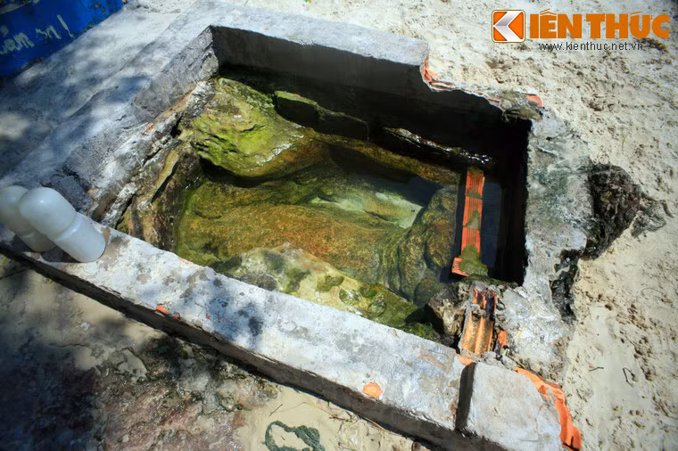Tuy nhiên, trong chính sử nhà Nguyễn không hề nhắc đến việc vua Gia Long đặt tên cho Phú Quốc, và bản thân vị vua này vốn đề cao sự thống nhất đất nước nên khó có thể một cái tên như vậy. Ảnh: Giếng Tiên Phú Quốc, tương truyền được tạo thành do nhát kiếm của chúa Nguyễn Ánh.