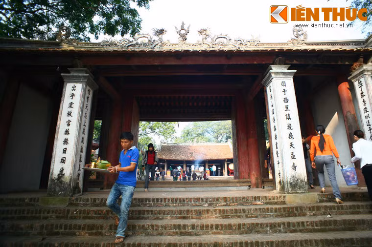 Đền có nghi môn được xây dựng gồm ba gian dựng trên nền cao, gian giữa cao 4m80, hai gian bên cao 2m15. Cổng chính với 3 hàng chân cột gỗ kê trên những tảng đá ong với chiều cao cột cái là 4m95, cột quân là 3m8.