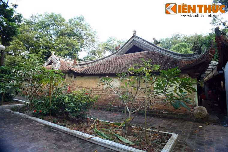 Nhà tiền tế có hình chữ Nhất (一), xây dựng với 5 gian 2 chái chồng rường, giá chiêng. Hậu cung có hình chữ “công” (工) với kết cấu tòa bên ngoài 3 gian 2 chái lớn.