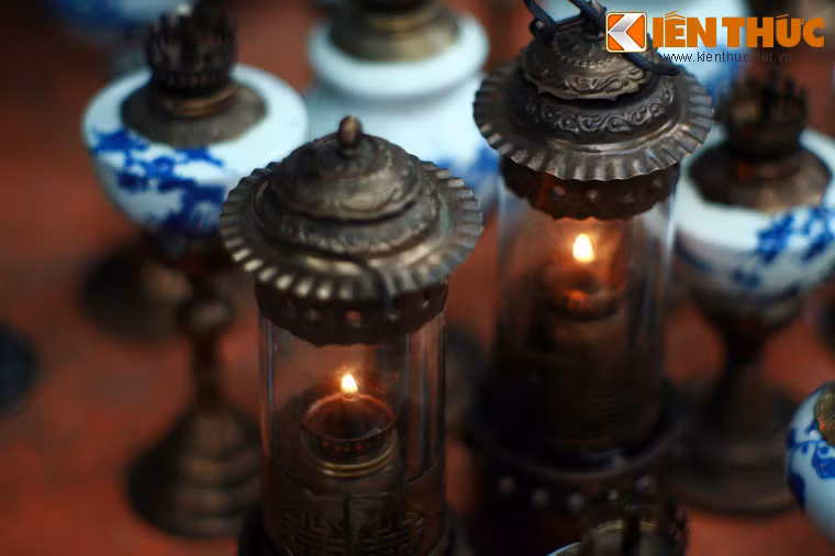 Từ nửa cuối thập niên 1990, với sự hoàn thiện của mạng lưới điện cũng như sự xuất hiện của nhiều loại thiết bị chiếu sáng dự phòng, những chiếc đèn dầu dần biến mất khỏi các gia đình, đặc biệt là tại những thành phố lớn.