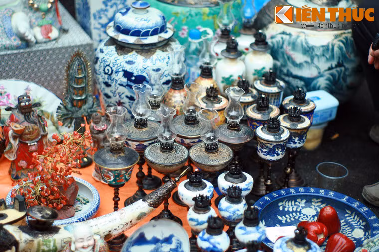 Một thời gian sau đó, hãng dầu Shell của Mỹ mang dầu hỏa sang bán ở Việt Nam. Thế nhưng, do thói quen dùng dầu lạc, nến để thắp sáng của dân ta nên dầu hoả của hãng này không bán chạy…