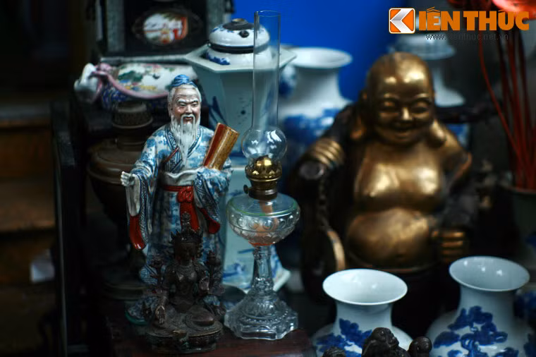 Những chiếc đèn dầu cổ có từ thời Pháp được chế tác cầu kỳ và rất hiếm, giá trị có thể từ vài triệu đến hàng chục triệu đồng. Tuy nhiên chỉ những người sưu tầm có kinh nghiệm mới xác định được đâu là đèn cổ chính hiệu, đâu là hàng giả cổ.