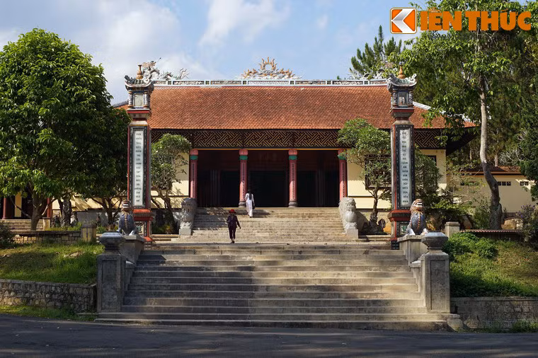 Nằm trên một ngọn đồi thấp bên đường Nguyễn Văn Trỗi, chùa Linh Sơn là một trong những ngôi chùa nổi tiếng nhất của thành phố Đà Lạt.