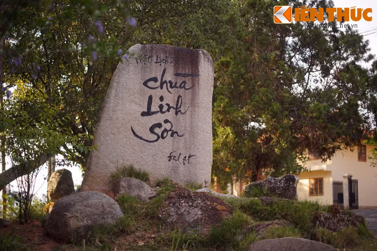 Tên gọi Linh Sơn của ngôi chùa mang có nguồn gốc từ tên một ngọn núi thiêng ở Ấn Độ, nơi được coi là mạch nguồn của phái Thiền tông trong Phật giáo.