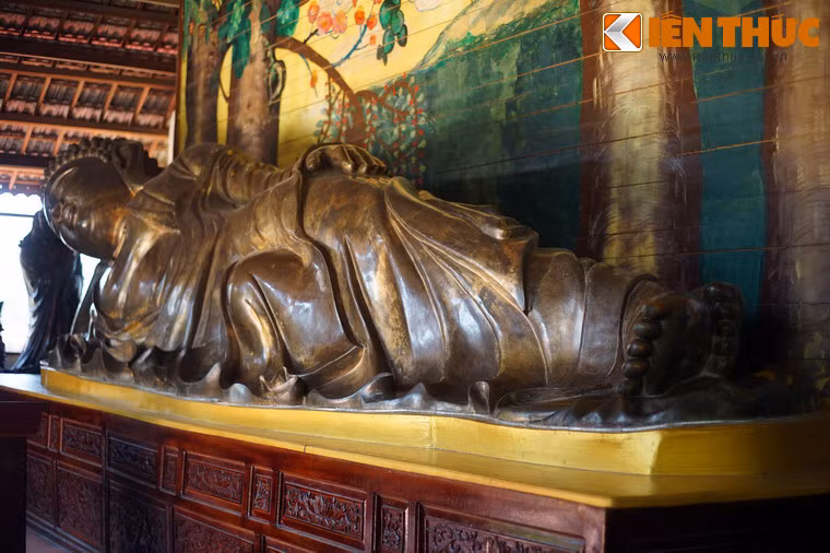 Tượng được đúc bằng đồng, có chiều dài 8 mét, đặt trên bệ làm bằng gỗ. Chiều cao từ đỉnh tượng đến mặt sàn là 2 mét.