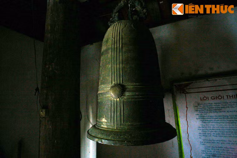 Với những huyền tích kì bí và niên đại 2.000 năm tuổi, chùa Tổ gắn liền với lịch sử Phật giáo Việt Nam. Đây cũng là nơi xuất hiện sớm nhất các công trình kiến trúc nghệ thuật cổ như giếng nước, chuông, khánh đồng, bia đá và nhiều bản khắc gỗ.