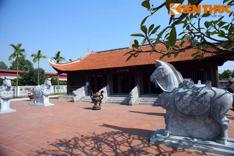 Nằm đối xứng nhau ở hai bên chính điện là nhà văn chỉ và nhà võ chỉ, có kiến trúc tương tự nhau, gồm 3 gian chồng diêm với hàng tượng ngựa đá trước sân. Nhà văn chỉ thờ Tô Hiến Thành và Lý Đạo Thành, những quan văn đã có công lớn giúp nhà Lý. Nhà võ thờ các tướng Lê Phụng Hiểu, Lý Thường Kiệt, Đào Cam Mộc.