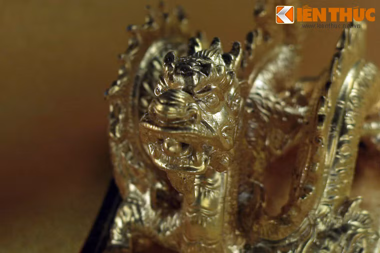 Lưng ấn khắc 2 dòng chữ Hán: "Thập tuế hoàng kim, trọng nhị bách nhị thập tam lượng lục tiền" (Vàng 10 tuổi, nặng 223 lạng 6 tiền - khoảng 8,3kg) và "Minh Mệnh bát niên thập nguyệt cát nhật tạo" (Đúc vào ngày lành tháng 10 năm Minh Mệnh 8, 1827).