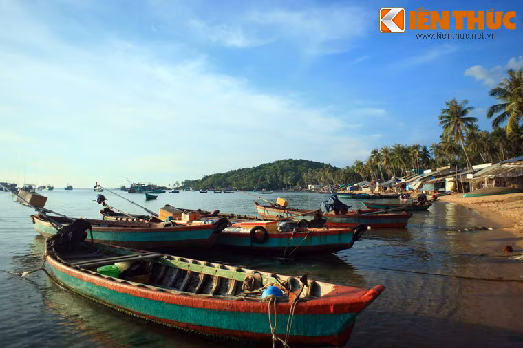 Những con thuyền rực rỡ sắc màu nằm trên bờ biển trải dài là khung cảnh ghi dấu vào tâm trí nhiều du khách khi ghé thăm Hòn Thơm.