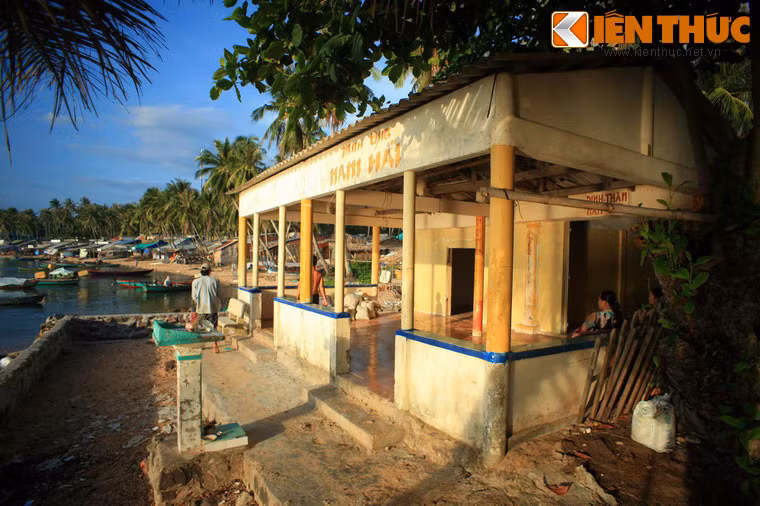 Lăng Ông Nam Hải thờ Cá Ông (cá voi), là nơi hội tụ vẻ đẹp tín ngưỡng của người dân miền biển.
