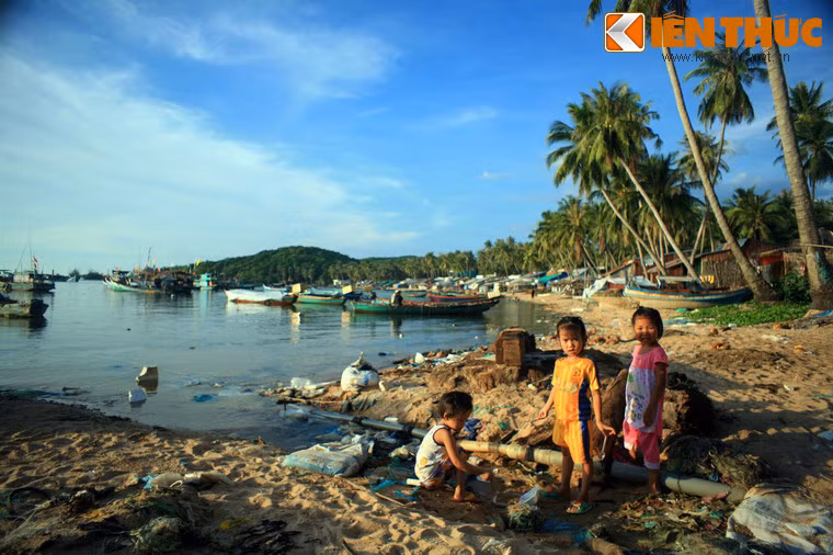 Trẻ em làm quen với biển từ rất sớm.