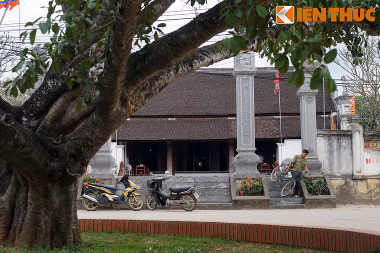 Vẻ đẹp kiến trúc của ngôi đình còn được tôn lên bởi không gian đặc trưng của làng quê Bắc Bộ xưa với cây đa, giếng nước và khoảng sân rộng làm nơi tụ họp của dân làng.