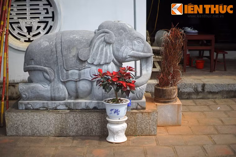 Trước tiền đường đặt cặp voi đá được chạm khắc sinh động.