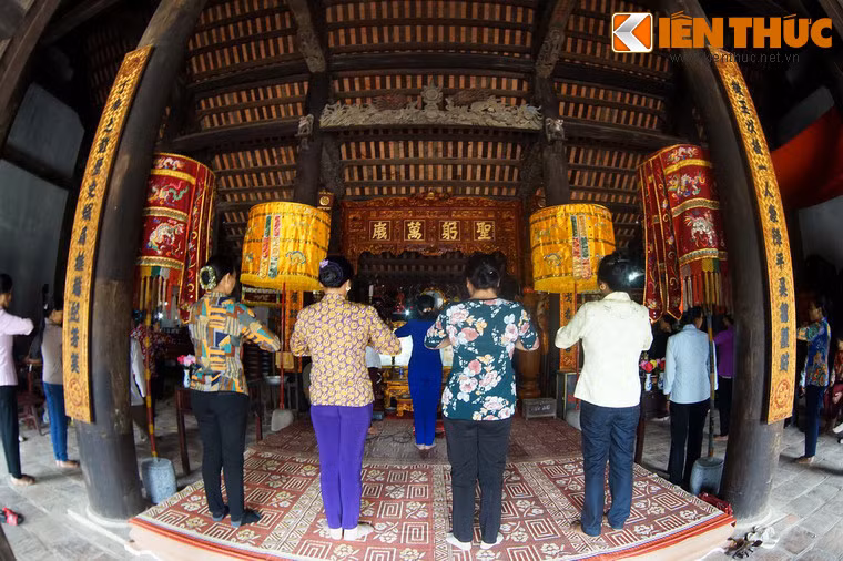 Theo chiều sâu, từ trước ra sau đình gồm tiền đường, trung đường và hậu cung.