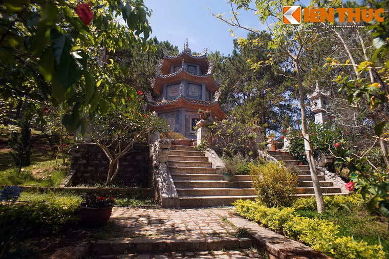 Trên sườn đồi sau nhà thờ Tổ có một tòa bảo tháp cao 3m, hình bát giác, là nơi an nghỉ của sư bà Từ Hương sau khi viên tịch.