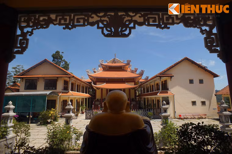 Mặt sau chính điện, ở hai bên có hai dãy nhà dùng để làm nhà khách, tham vấn đường và nơi sinh hoạt chung.