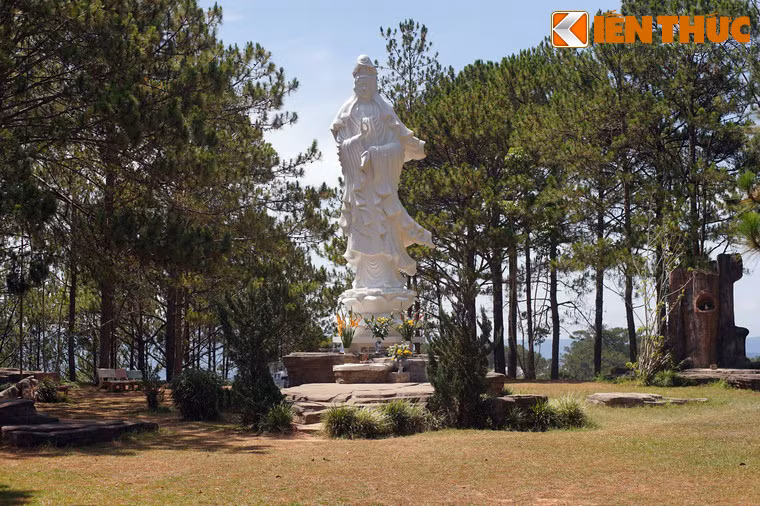 Đỉnh đồi là một không gian rộng rãi, xanh mát bóng thông, được gọi là Quan Âm Linh Cảnh Thạch Vân Phong, nơi có tượng Quán Thế Âm Bồ Tát được bài trí trang trọng.