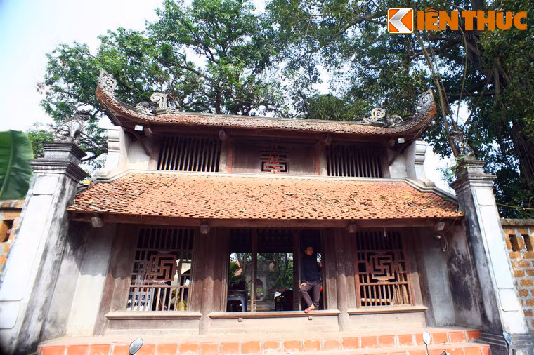 Công trình ngoài cùng của chùa là cổng tam quan, được xây dưới dạng một ngôi nhà 3 gian làm theo kiểu chồng diêm 2 tầng 8 mái.