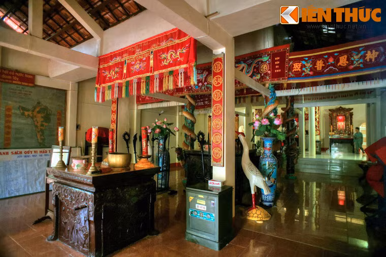 Tại Đông lang và Tây lang có các ban thờ Tây hiến, Đông hiến, Tiền hiền, Hậu hiền, Thủy long, Đồng bào nghĩa quân liệt sĩ…