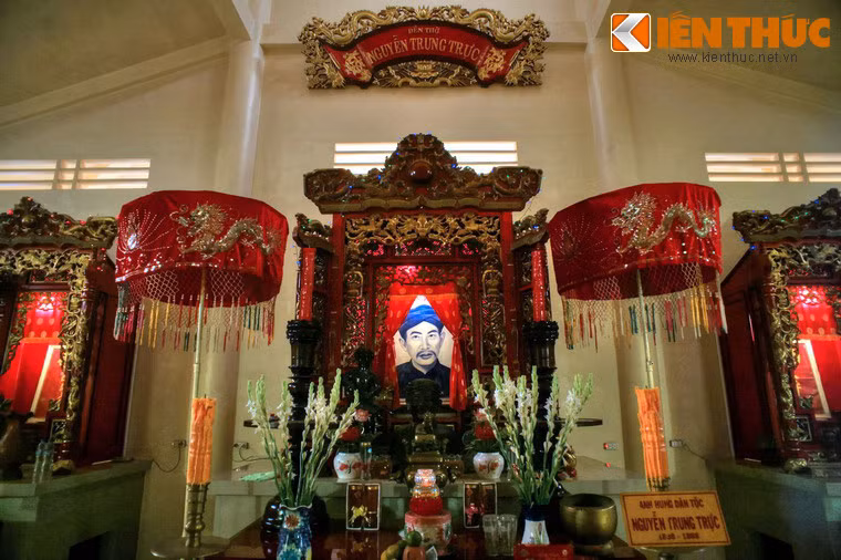 Phía bên trái có ngai phối thờ Phó cơ Nguyễn Hiền Điều và Phó lãnh binh Lâm Quang Ky, phía bên phải là ngai thờ thần Nam Hải Đại tướng quân.