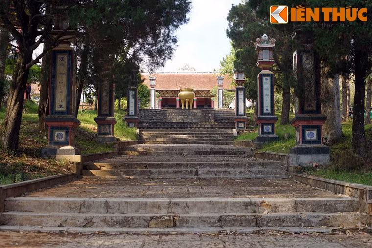 2. Nằm trên một ngọn đồi thấp bên đường Nguyễn Văn Trỗi, chùa Linh Sơn được Hội Phật học Trung Phần khởi công xây dựng vào năm 1938, theo đề nghị của bà Từ Cung (mẹ vua Bảo Đại), sau lần bà từ Đà Lạt trở về kinh đô Huế. Việc xây dựng hoàn thành năm 1940.