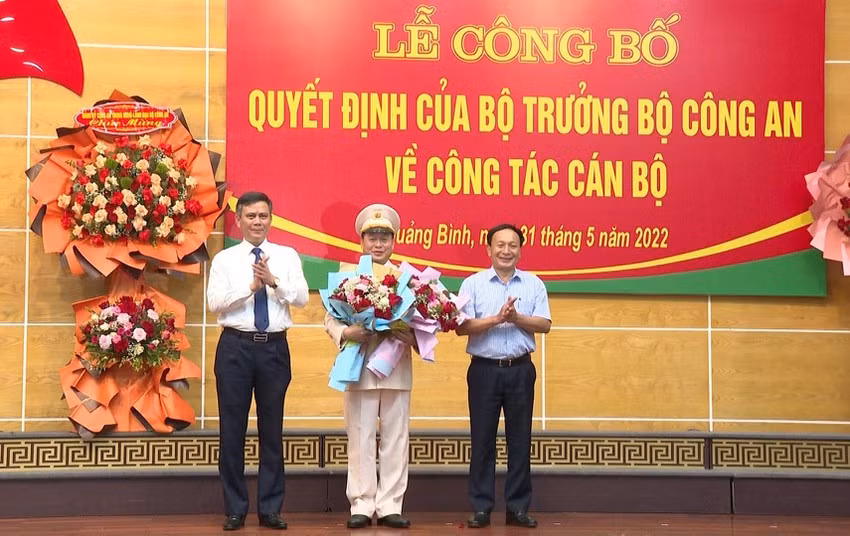 Đại diện Cục Tổ chức cán bộ - Bộ Công an đã thông báo Quyết định của Bộ trưởng Bộ Công an về việc điều động, bổ nhiệm Đại tá Nguyễn Hữu Hợp - Phó Cục trưởng Cục An ninh kinh tế, Bộ Công an đến nhận công tác và giữ chức vụ Giám đốc Công an tỉnh Quảng Bình từ ngày 1/6. 
