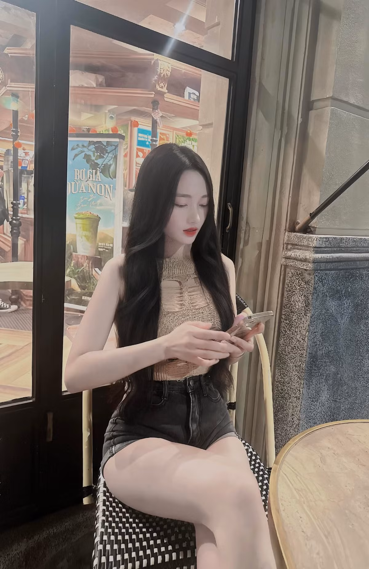 Dạ Thảo của hiện tại thì hoàn toàn khác, sở hữu vẻ đẹp chuẩn hot girl: làn da trắng nõn, đôi mắt to tròn, mũi thẳng, cằm V-line và mái tóc bồng bềnh.