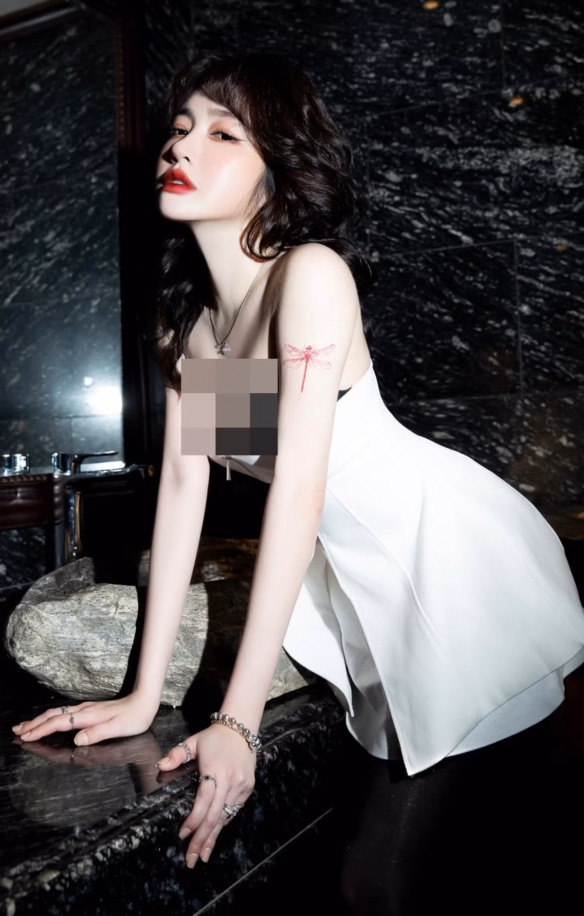 Vòng 2 của người đẹp vẫn phong độ cơ múi vô cùng mãn nhãn.
