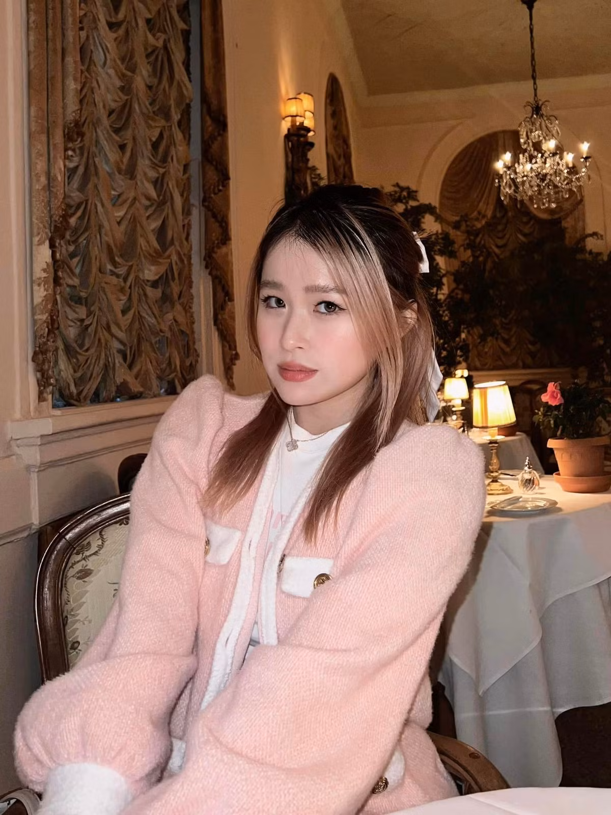  Chao (tên thật là Nguyễn Châu Anh, sinh năm 2003) là rich kid sở hữu vẻ ngoài ngọt ngào và gia thế khủng, vì vậy đời sống của cô nàng luôn được cộng đồng mạng hết mực quan tâm.