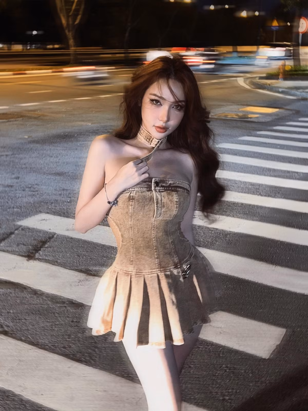Làn da trắng "bật tông" với đôi môi gợi cảm tạo nên sức hút đặc biệt cho hot girl chuyển giới.