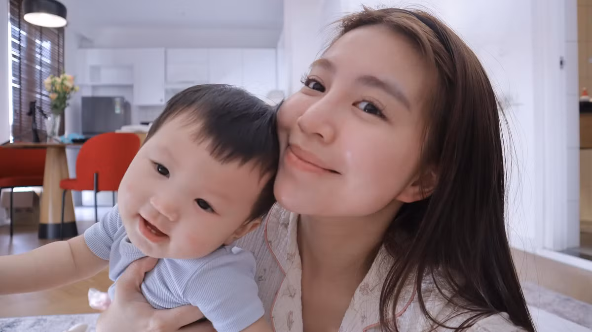 Mẫn Tiên dành nhiều thời gian tập luyện thể dục, duy trì chế độ ăn uống khoa học, lành mạnh để nhanh chóng lấy lại vóc dáng quyến rũ.