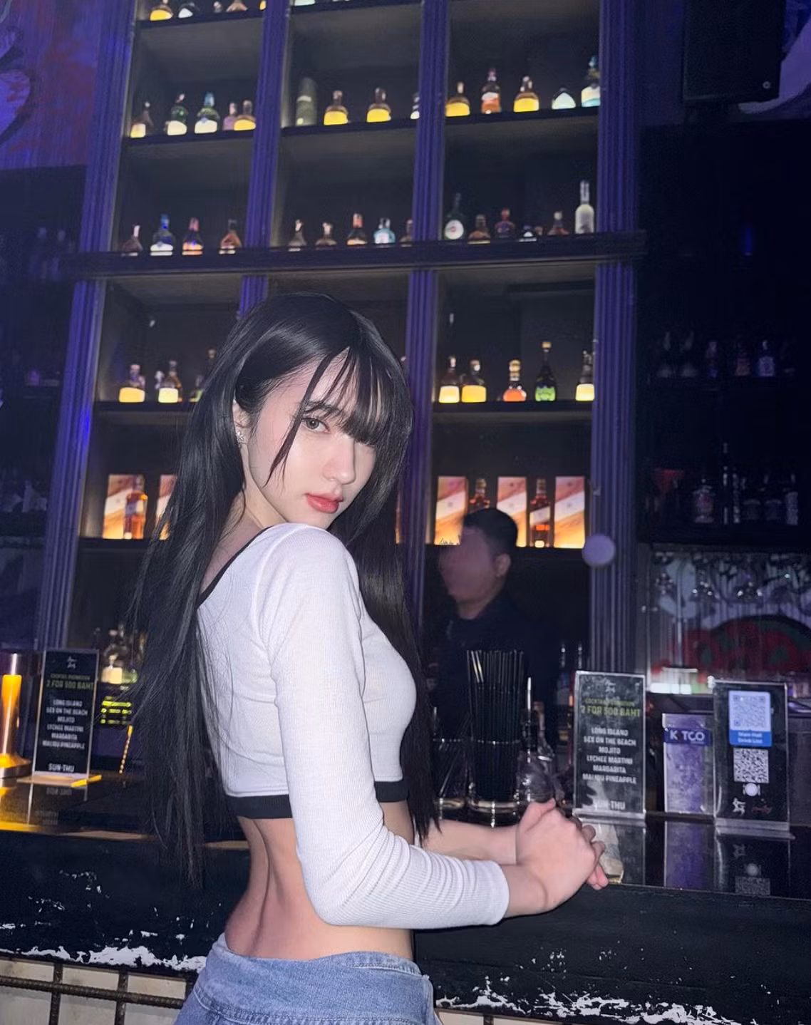 Người đẹp sinh năm 1997 tốt nghiệp Đại học Bangkok, khoa Truyền thông Phát thanh Truyền hình.