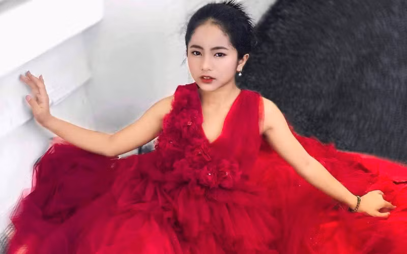 Những clip catwalk với trang phục tự chế của Khánh Huyền trên TikTok thu hút hàng chục nghìn lượt theo dõi.
