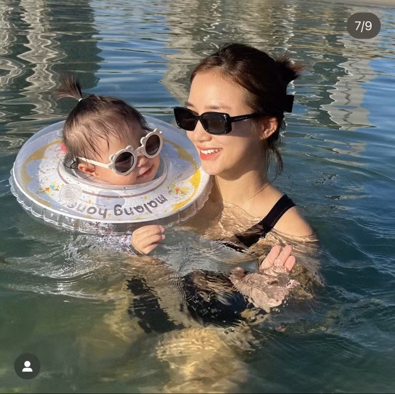 Mặc dù đã làm mẹ nhưng Salim vẫn giữ được vóc dáng khá thon gọn.