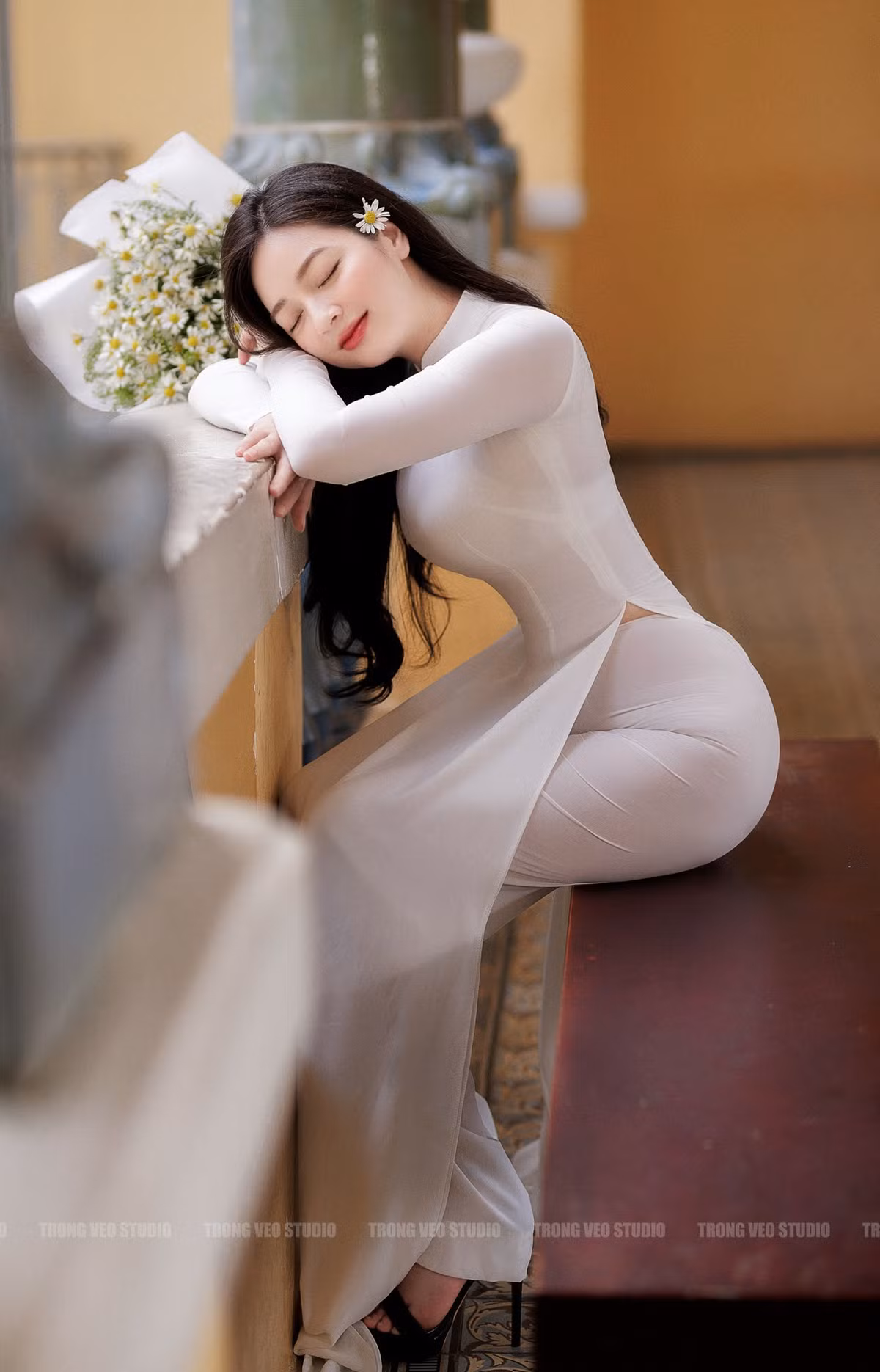 Trước đó, Quỳnh Trâm từng nổi tiếng với nhiều bộ ảnh nghệ thuật khác, chụp cùng các loài hoa như: hoa phượng, hoa loa kèn, hoa dã quỳ...