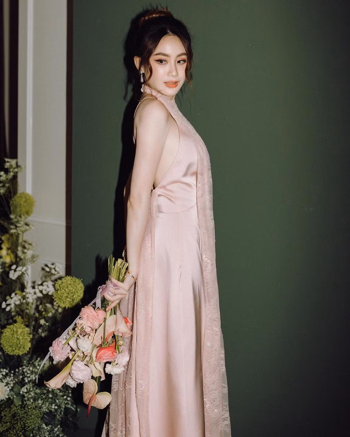 Hot girl này được cộng đồng mạng Việt biết đến vào giữa năm 2016 với loạt ảnh diện đồ truyền thống.