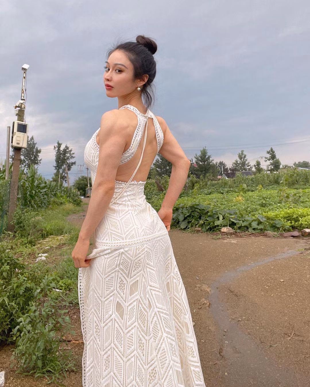 Sau quãng thời gian tập luyện chăm chỉ, Herong sở hữu thân hình đáng mơ ước và thành công đến với cô khi giành HCB tại giải vô địch thể hình Trung Quốc năm 2019.