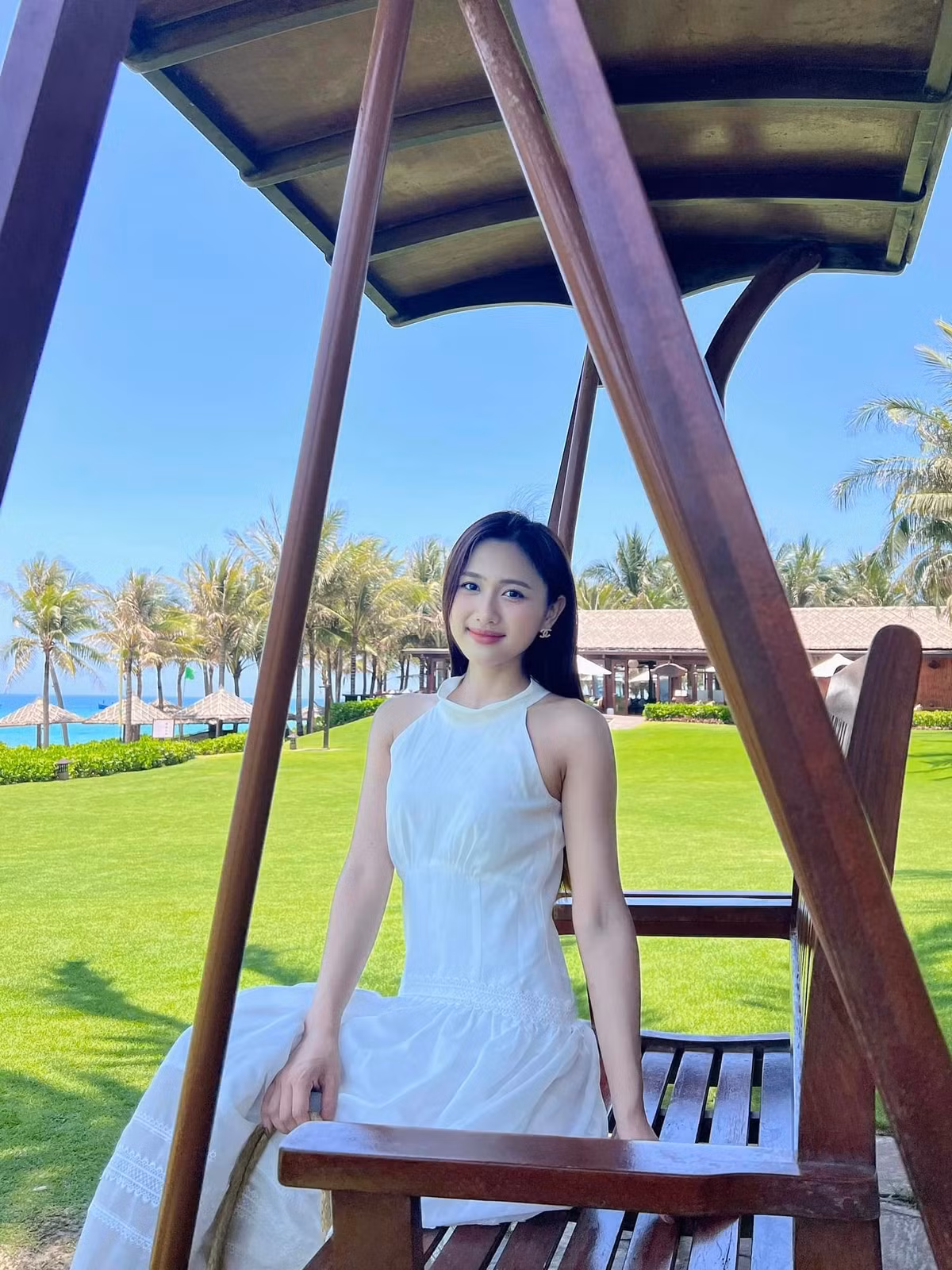 Không chỉ sở hữu nhan sắc xinh như hoa, bạn gái tiền vệ Minh Vương còn làm bao người trầm trồ với phong cách thời trang ấn tượng, "biến hoá" từ kín đáo đến quyến rũ, táo bạo.