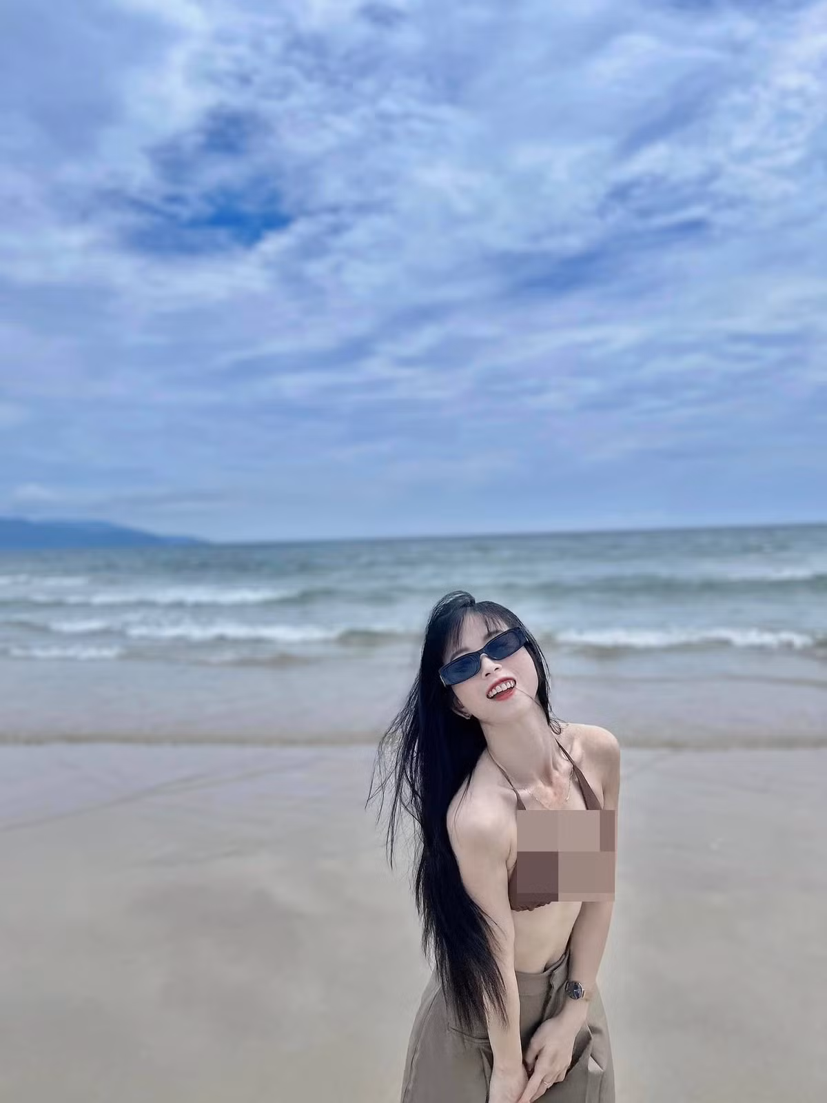 "Hot girl làng võ" mặc bikini mỏng manh màu nâu, kết hợp với chiếc quần vải đầy gợi cảm.