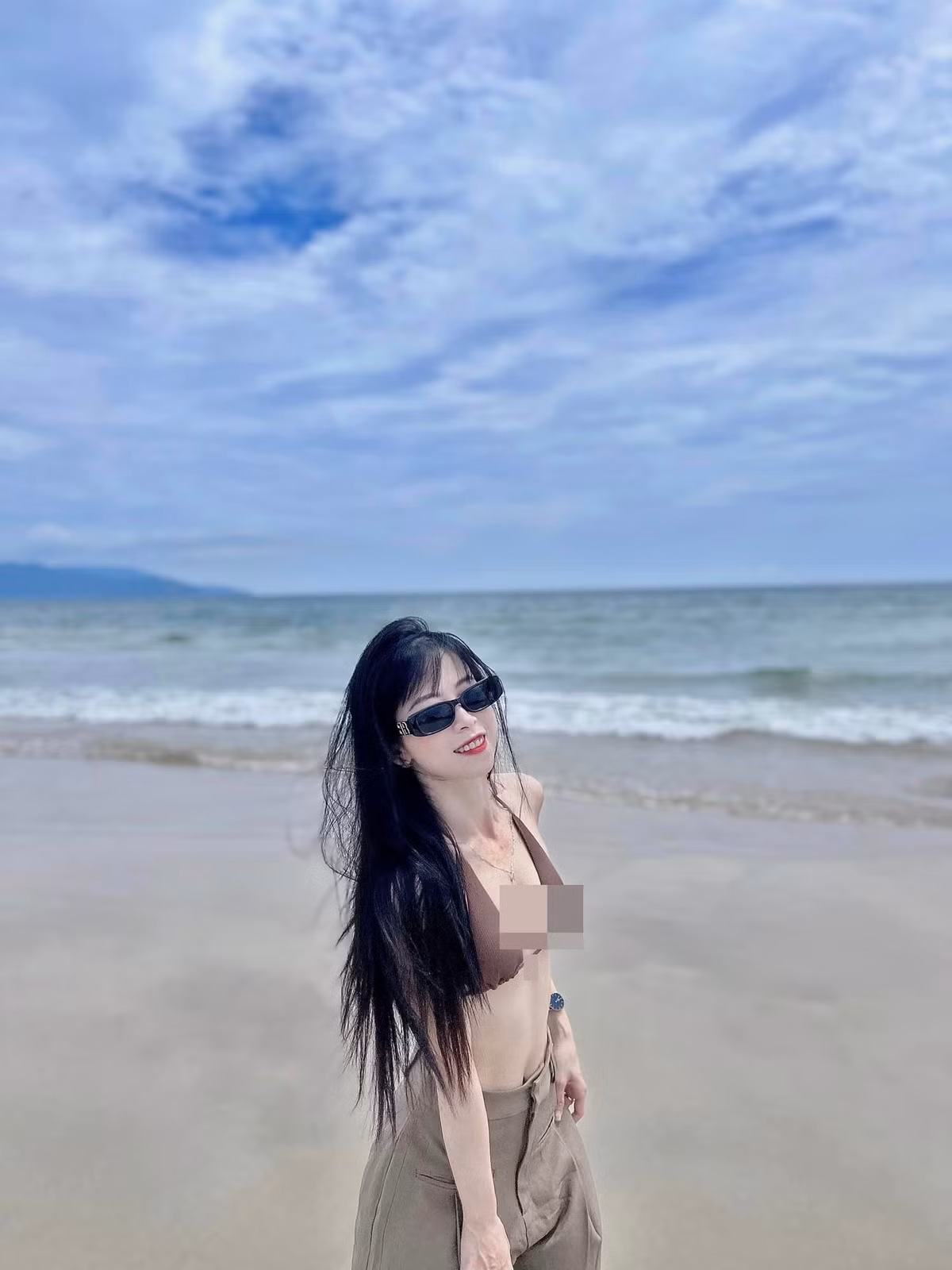 Châu Tuyết Vân khiến cư dân mạng thích thú với dòng chú thích hài hước: “Ai đó ship vài chai Chinsu đi ạ! Hình này "hết nước chấm" rồi! Chúc mọi người tối Chủ Nhật thiệt vui vẻ nha”.