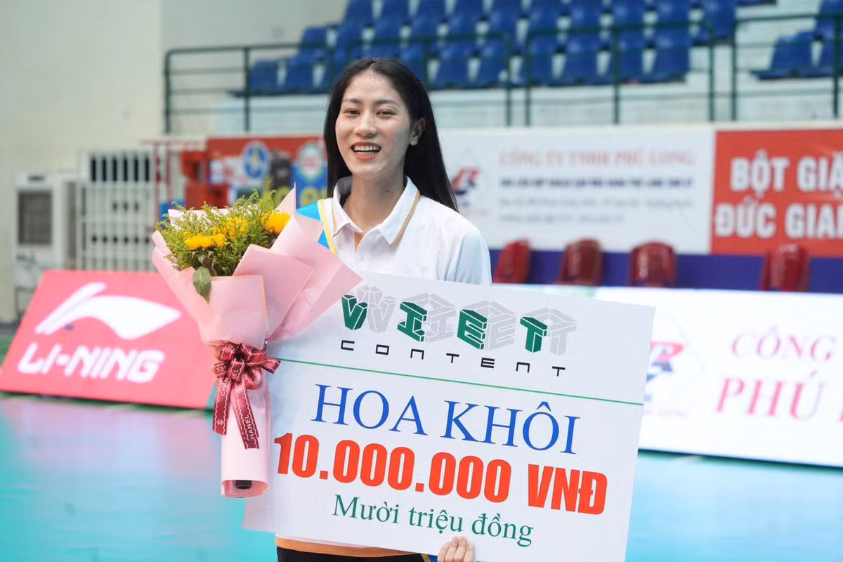 Hoàng Thị Kiều Trinh (SN 2001, Quảng Bình) vừa được bầu chọn là hoa khôi bóng chuyền của "Giải bóng chuyền vô địch quốc gia 2023" với số phiếu áp đảo. Kiều Trinh đang thi đấu cho câu lạc bộ Binh chủng Thông tin - Trường Tươi Bình Phước ở vị trí đối chuyền.