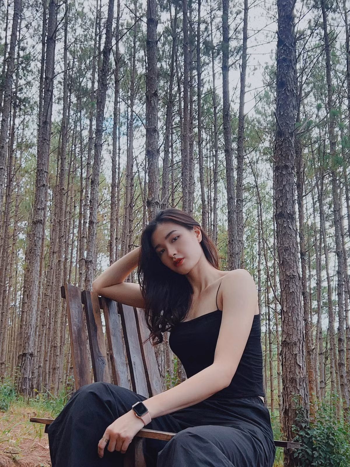 Cô có phong cách ăn mặc nữ tính, cuốn hút.