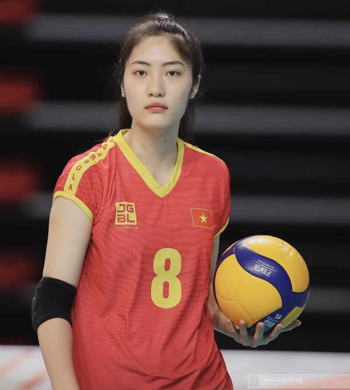 Trần Việt Hương (SN 1998, Phú Thọ) cũng được mệnh danh là hoa khôi bóng chuyền. Cô là phụ công tài năng, xinh đẹp của câu lạc bộ Binh chủng Thông tin - Trường Tươi Bình Phước.