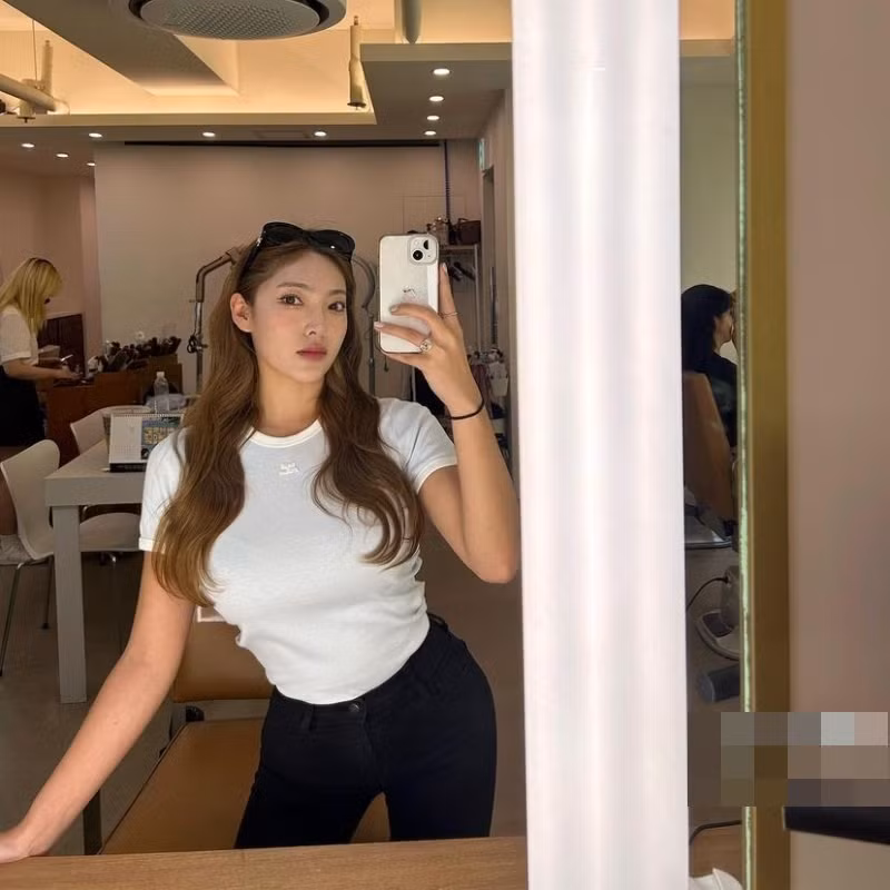 Được biết, nữ HLV pilates Jisam cao 1m64, vóc dáng đồng hồ cát.