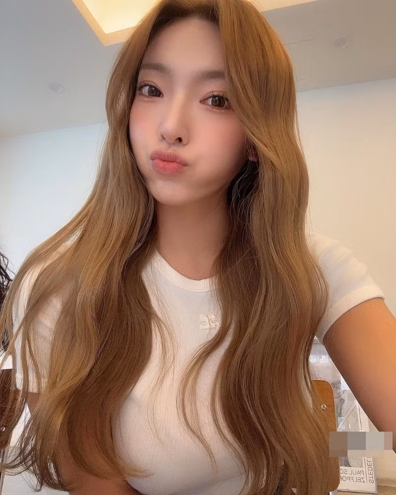 Jisam gần như không theo chuẩn đẹp mà nhiều cô gái xứ Kim chi theo đuổi, bởi cô sở hữu body đầy đặn, làn da nâu rám nắng.