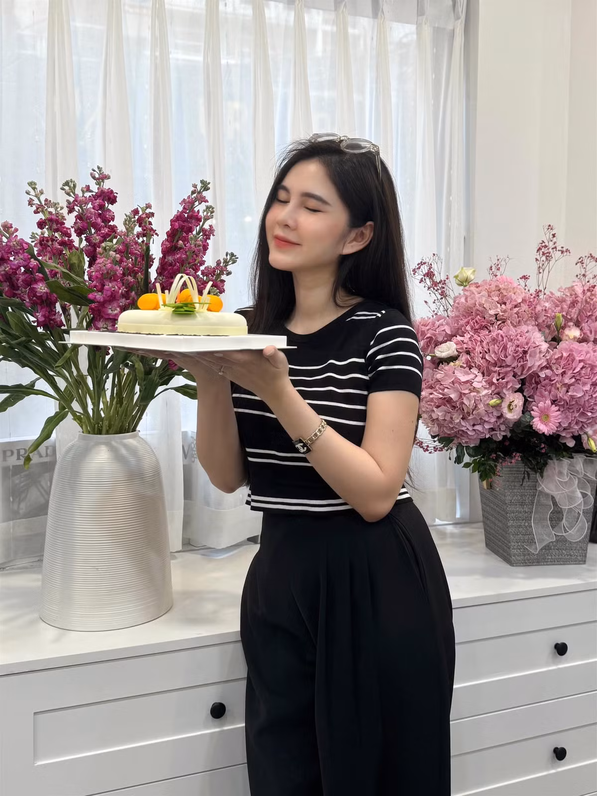 Bên dưới bài đăng tương tác với người hâm mộ trên facebook, Thu Hoài nhận được rất nhiều lời khen có cánh cho nhan sắc lẫn phong cách ăn mặc.